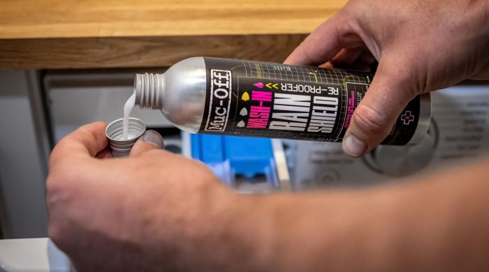 Muc-Off Wash-In Rain Shield Re-proofer – 300ml impregnl