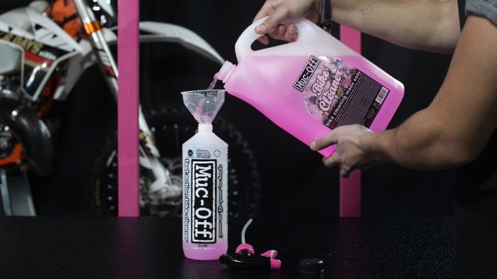 Muc-Off Nano Tech ker�kp�r tiszt�t� 1L + 5L Nano Tech ut�nt�lt�