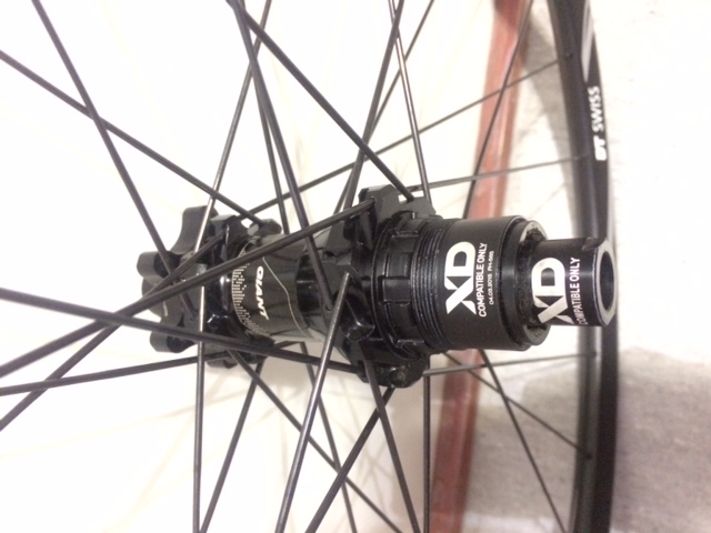 Giant P-TRX-1 12x142mm-es agy DT Swiss XR1501 felni